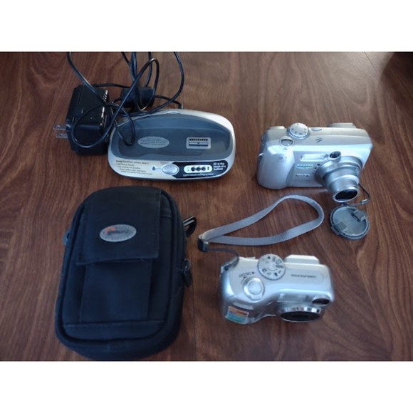 Lot of 2 Digital Camera's Nikon Cool Pic & Kodak Easy Share No Batteries AS IS